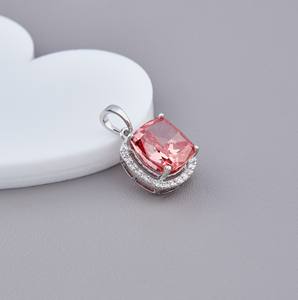 Colgante de Diamante Rosa Cultivado en Laboratorio con Corte Cojín y Halo en Oro Blanco/Rosa/Amarillo de 14K, Chapado en Rodio de Lujo, Certificado IGI - Product Image 2