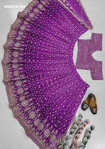 ชุดแต่งงานคุณภาพสูง ผ้าจอร์เจตต์เทียม พิมพ์ลายดิจิทัลสองสี พร้อมงานปักเลื่อม แบบเลเฮนกา-โชลี ราคาขายส่ง - Product Image 5