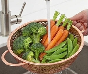 Passoire en cuivre de qualité supérieure avec poignées, égouttoir en métal durable, ustensile de cuisine élégant pour fruits et légumes - Product Image 3