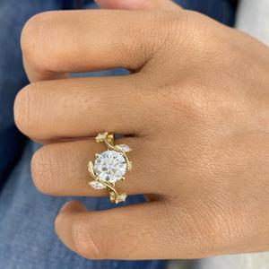 Anillo Solitario de Diamante Redondo con Corte Brillante y Diamantes Laterales Marquise, Oro Amarillo de 14K, Anillo de Compromiso con Diseño de Hoja Inspirado en la Naturaleza - Product Image 3