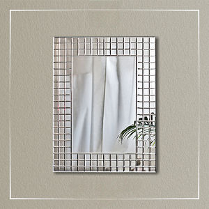 Con su construcción duradera y un diseño llamativo, este espejo cuadrado de vidrio es una adición versátil y elegante para cualquier hogar. - Product Image 6