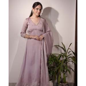 Ensemble de robe Anarkali en satin AABHA disponible en taille XS - Product Image 4