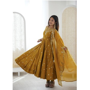 Conjunto de vestido Anarkali de seda romana de primera calidad con detalles bordados para fiestas y ocasiones especiales disponible para la venta - Product Image 1