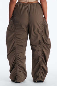 Pantalones de paracaídas para hombre personalizados con costuras fruncidas, color moca, de pierna ancha, ligeros, cortavientos, de tela, estilo urbano, OEM - Product Image 6