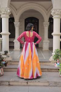Vestido de diseñador con estampado Bandhej, bordado Gamthi y trabajo con espejos, de georgette sintético con vuelo completo, especial para Navratri, listo para usar. - Product Image 3