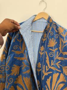 Veste en velours Suzani faite à la main en gros |   Doublure en coton tissé réversible à motif floral, broderie traditionnelle, style bohème moderne - Product Image 2