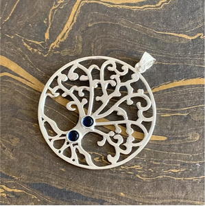 Pendentif artisanal en argent sterling 925 motif Arbre de Vie avec double saphir bleu, bijou porte-bonheur spirituel - Product Image 4