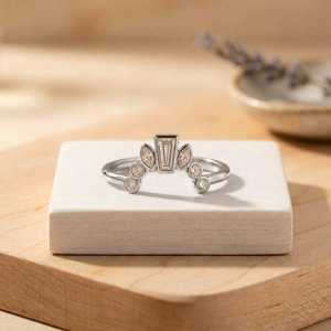 Anillo de compromiso apilable de platino curvado con diamantes de laboratorio de oro de 14K, tiara de boda a juego, regalo a precio de fábrica - Product Image 2
