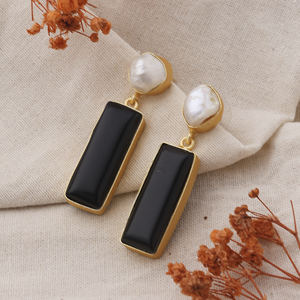 Boucles d'oreilles de mariage de luxe en onyx noir, perle d'eau douce, pierre naturelle, plaquées or, faites à la main - Product Image 3