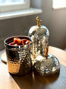 Ensemble de récipients décoratifs en métal doré martelé en forme de lune avec couvercle pour la décoration et le service de cuisine, provenant d'Inde - Product Image 2