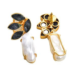 ต่างหูทองเหลืองแบบขายส่ง ประดับมุกและอัญมณ์แท้ เคลือบผิวทองเหลืองแบบซาติน ดีไซน์ทันสมัย พร้อมส่ง - Product Image 4