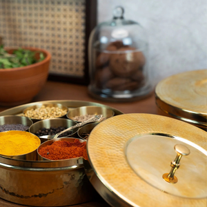 Caja de Especias Masala Dani Tradicional Hecha a Mano de Latón, Contenedor Decorativo para Almacenamiento de Especias de Cocina India - Product Image 1