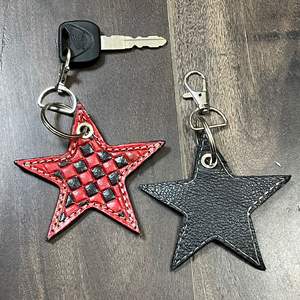 Porte-clés en cuir de vache à carreaux étoiles noires et rouges, tendance 2026, mignon, design unisexe, accessoire de sac, porte-clés pour cadeau - Product Image 6