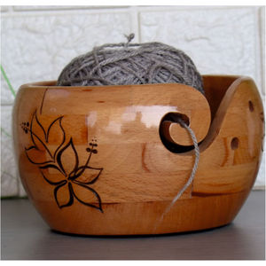 Cuenco de madera hecho a mano para hilo de tejer y ganchillo, soporte de hilo de madera maciza bicolor con recorte en espiral, accesorios portátiles para tejer - Product Image 5