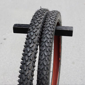 Pneu de vélo pliable KB102 KUMA en caoutchouc naturel durable à motif de blocs, avec bande de roulement à crampons noirs, pour usage urbain, VTT et vélos pliants - Product Image 1