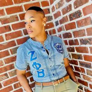 Camisa de Béisbol de Mezclilla Zeta Phi Beta, Azul, con Letras Griegas, para Mujer, con Botones, Estilo Casual, Ajuste Elegante, Calidad Premium - Product Image 4