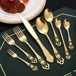 Ensemble de couverts et de vaisselle de banquet exquis, rehaussant les tables de repas décoratives avec un grand attrait pour les réceptions. - Product Image 2