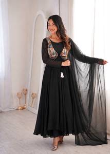 Traje Anarkali Tradicional Negro Largo hasta el Suelo para Mujer, Hermoso Conjunto de Fiesta de Boda y Diwali con Borde de Encaje y Koti, Listo para Usar - Product Image 2