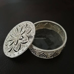 Boîte de rangement en métal artisanale, décoration élégante pour la maison par Tradebyd - Product Image 3