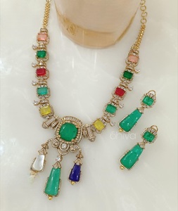 Impresionante Conjunto de Collar y Pendientes de Moissanita con Acabado Dorado de Primera Calidad, Delicado y Moderno, Colección para Bodas, para Mujer - Product Image 3