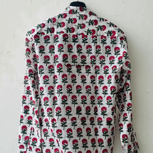 Camisa Casual de Mujer con Estampado Floral, Hecha a Mano con Técnica de Bloqueo, 100% Algodón Cambray, Cuello con Botones, Transpirable, Lavable, Color Rojo Verano - Product Image 5