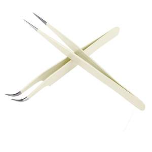 Pince à épiler UBI en acier inoxydable à pointe incurvée, fine et lisse, pour extensions de cils, outil durable à finition rayée pour salon et usage domestique - Product Image 1