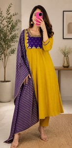 Conjunto de Pantalón y Kurta Anarkali de Viscosa para Mujer con Dupatta a Rayas, Elegante, Festivo, Ropa Étnica para Fiestas - Product Image 2