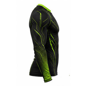 Camiseta de Compresión de Manga Larga Negra para Hombre con Estampado Verde Neón de Secado Rápido - Product Image 4