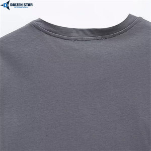 Camiseta de Manga Corta Gris para Hombre con Estampado de Caras Abstractas Coloridas, Cuello Redondo, Corte Regular Informal, 100% Algodón Jersey - Product Image 5