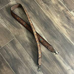 Sangle de sac à bandoulière unisexe en cuir véritable vintage, travaillée à la main, avec fermoirs en laiton style western et motif tournesol de luxe. - Product Image 6