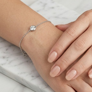 Pulsera con diamantes redondos engastados en bisel de 0.50 quilates - Product Image 1