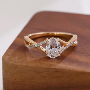 Anillo de compromiso de moissanita de corte ovalado con banda dividida, anillo de banda trenzada con diamantes pavé, elegante anillo de oro llamativo para mujer - Product Image 4