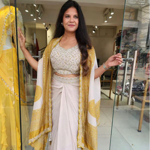 Exclusivo Saree de Seda Crepe con Diseño de Diseñador y Blusa Elegante, Bordado Moderno y a la Moda, Estilo Indio, para Fiestas, para Mujer - Product Image 1