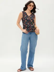 Top de Algodón con Cuello en V y Estampado Floral Azul para Eventos y Celebraciones, Disponible a un Precio Razonable - Product Image 4