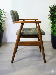 Fauteuil en bois massif de style mid-century avec accoudoirs en bois courbés, assise et dossier rembourrés en tissu gris capitonné - Product Image 4
