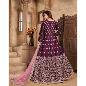 Robe de soirée artisanale de créateur avec un bas en satin imprimé floral et des détails en miroir véritable, accompagnée d'un dupatta, idéale pour les occasions spéciales. - Product Image 5