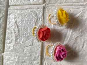 Anillo Decorativo con Flor Artificial de Rosa Tradicional |   Regalo de Verano |   Accesorio y recuerdo para mujer para boda mayun heena nikah - Product Image 5