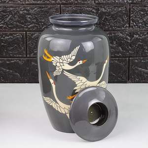 Urna Funeraria de Aluminio Negra de 10 Pulgadas, Hecha a Mano, para Guardar Cenizas, con un Hermoso Diseño de Aves Grullas - Product Image 2