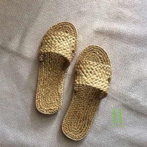 Handmade Seagrass Flower Slippers Wedding Guests Natural Woven Eco-Friendly Floral Sandals Bridal Party Hotel Spa Guest Slippers - Product Image 4