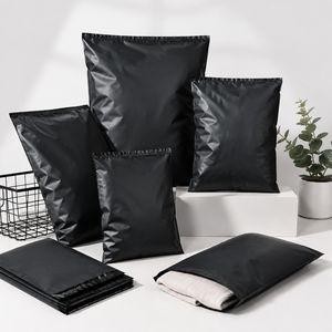 Sacs d'expédition en polyéthylène noir personnalisés, imperméables, à fermeture autocollante, pour l'emballage de colis e-commerce, vêtements et envois. - Product Image 4