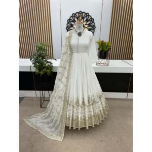 Robe de soirée faite à la main avec dupatta brodé, silhouette trapèze, taille empire, ornée de sequins sur tissu organza - Product Image 5