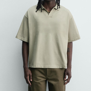 Polo de Hombre al por Mayor en Verde Salvia Claro, Polo de Alta Calidad con Cuello en V, Estilo Polo con Cuello Liso, Polo Bordado - Product Image 3