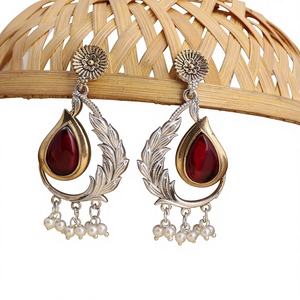 Boucles d'oreilles pendantes bohèmes en argent oxydé avec pierre rouge sertie clos, cadeau de fiançailles pour femme - Product Image 1