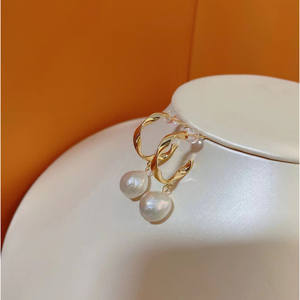 Boucles d'oreilles en perles Edison Tang Yan, style fleurs épanouies, 12-13 mm, blanc froid, translucides, presque parfaitement rondes, légers défauts - Product Image 1