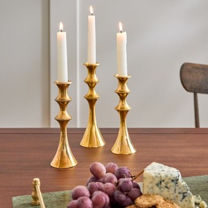 Élégant porte-bougie en métal brossé avec une base évasée et des anneaux perlés distinctifs le long du tigeau tourné - Product Image 5