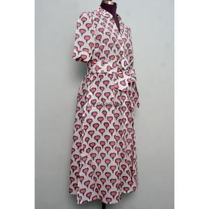 Robe midi décontractée avec col en V, manches courtes, design en A, ceinture à nouer, boutons décoratifs, tissu en coton respirant, pour un usage quotidien, pour femmes - Product Image 2