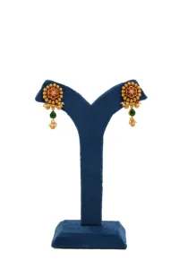 Conjunto de collar estilo templo con piedras rojas y verdes, colgante de perla y aretes a juego, chapado en oro para uso nupcial en bodas. - Product Image 3