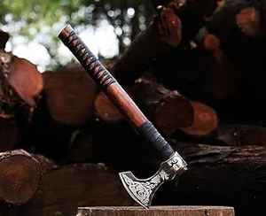 ขวานไวกิ้งทำมือคุณภาพสูงระดับพรีเมียมสำหรับมืออาชีพ ผลิตจากเหล็กกล้าคาร์บอนสูง เหมาะสำหรับการตั้งแคมป์กลางแจ้งและการเอาชีวิตรอด พร้อมปลอกหนัง - Product Image 2