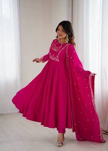 Traje de Fiesta Moderno con Dupatta, Cuello de Seda Chanderi Romana Pura y Adornos de Cuentas Hechos a Mano - Product Image 3