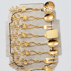 Juego de cubiertos con diseño floral dorado y mangos de metal con acabado espejo para bodas y cenas formales. - Product Image 1
